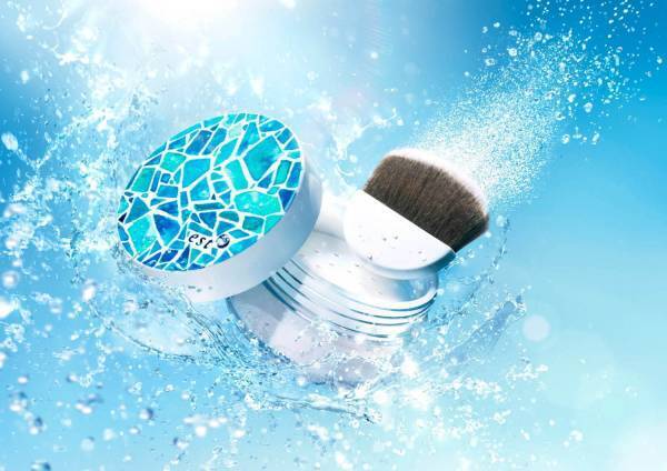 estの「冷感」フェイスパウダー - 約45％が水分、肌の上で“水がはじける”