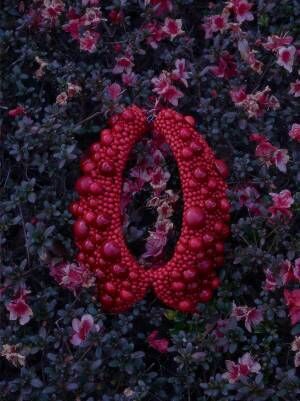 「ボタン」で作るアートジュエリー、自然の草花と組み合わせた作品をギンザシックスで展示販売