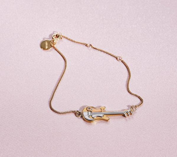 プラダ初のゴールドファインジュエリー、ロボットやバナナがモチーフのイヤリングやペンダント