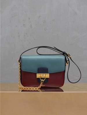 マルベリーの新作バッグ「キーリー」ピラミッド型スタッズ＆メタルチェーン