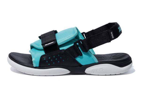 XLARGE×グラビスのコラボサンダル、2通りの履き方が出来る着脱可能なストラップ