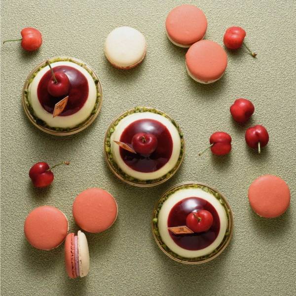 フレデリック・カッセル新作スイーツ - チェリーを使ったムース＆マカロン、“口ひげ”ケーキも
