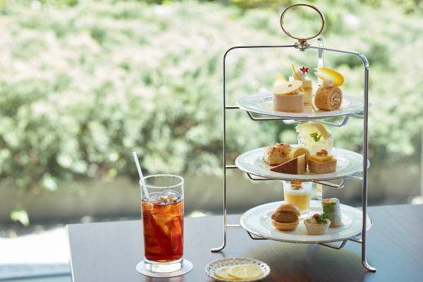 グランドニッコー東京 台場「イエローアフタヌーンティーセット」マンゴーやレモンのムースやケーキ