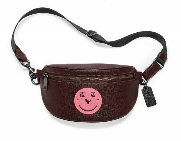 コーチ レキシー リミックス 恐竜モチーフのバッグやウエア 恐竜の歯を総柄プリントしたスニーカーも 19年5月30日 ウーマンエキサイト 1 2