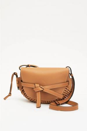 ロエベ“籠細工”着想のバッグ「ロエベ・バスケット」ゲートやパズル バッグも、表参道＆銀座で