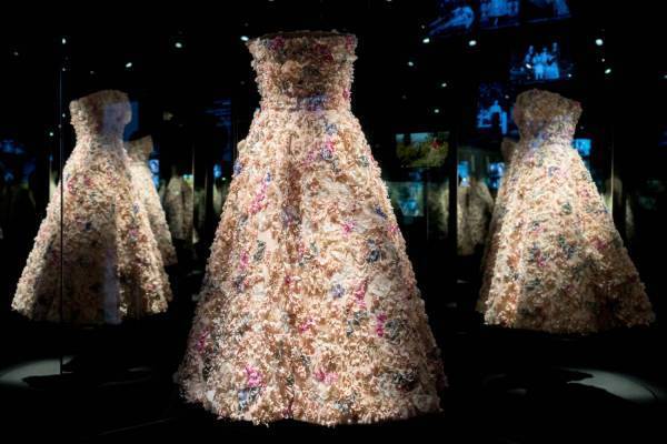 ディオールの香水「ミス ディオール」テーマの体験型展覧会が表参道で、ドレス展示やカフェも