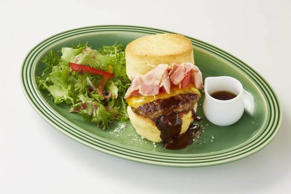 パンケーキ専門店「バター」の新感覚“スフレバーガー”ふわふわバンズにメイプルシロップをかけて