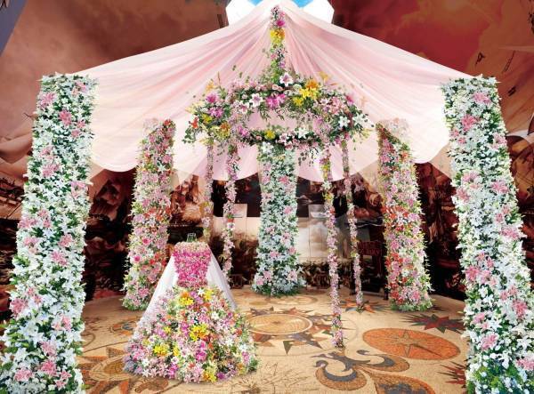 “シンデレラ”をテーマにした「ゆり祭」長崎・ハウステンボスで、舞踏会のシーンや馬車を再現