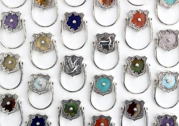 パスザバトンの“回転式”リング、アニマルモチーフと天然石を表裏にデザイン