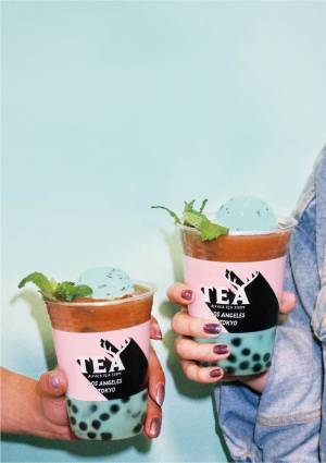 アルフレッド ティー ルームの「チョコレート ミント ミルクティー」チョコミントアイスをトッピング