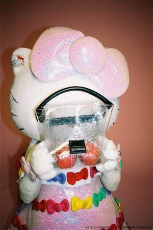 ズッカ×サンリオ・ハローキティ限定PVCバックルバッグ、パスケースやTシャツも