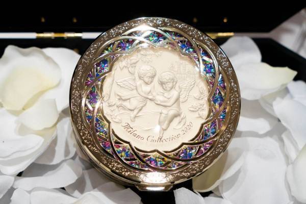 カネボウ化粧品 ミラノコレクション2020、煌めくステンドグラス×天使を合わせたフェースアップパウダー