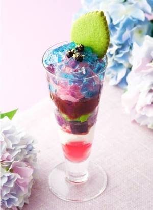 茶寮都路里 大丸東京店の6月限定パフェ「紫陽花」2種のゼリーで雨に濡れるアジサイを表現