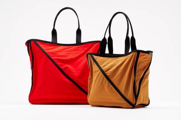 代官山「グッド グッズ イッセイ ミヤケ」“枠”に着想を得たバッグから朱&山吹の新色、京都店では展示も