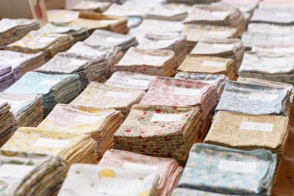 「蚤の市」が北海道・札幌競馬場で初開催、古着やアンティーク家具が集結＆「札幌もみじ市」も