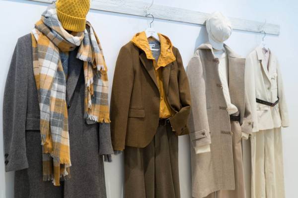 ユニクロ×イネス・ド・ラ・フレサンジュ 19秋冬 - メインカラーに“黒”初採用、ワンピースやコート