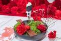 『東京喰種』の世界を表現する「喰種レストラン」銀座に、4万本の薔薇の中味わう“血”の美食ディナー