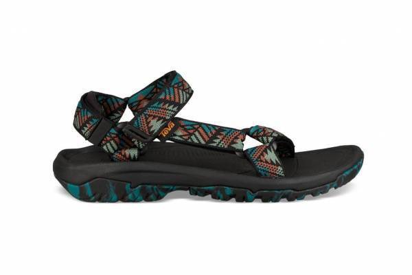 Teva新作スポーツサンダル、“スエード×ファー”やメタリックストラップの厚底モデル