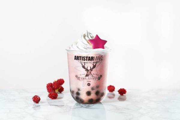 ジ アレイから星型クッキー＆キラキラパウダーのせた限定タピオカドリンク、桃とラズベリーがベース
