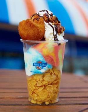 「おいしい かわいい 沖縄展」大阪・阪急うめだ本店で“ブルーシール×サーターアンダーギー”パフェなど