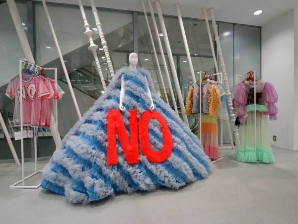 ヴィクター＆ロルフ「NO」ドレス着想のチュールTシャツをドーバー銀座で発売、ドレス展示も