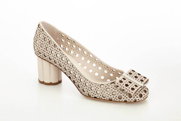 サルヴァトーレ フェラガモ“花型”ヒールのパンプス&ミュール、ウィーン家具が着想の藁編み風レザーで