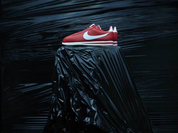 ナイキ × ストレンジャー・シングスのスニーカー、タイトルロゴや“虎”モチーフをデザイン