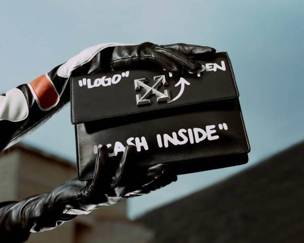 オフ-ホワイト新作バッグ、回転ロゴバックル＆大胆なグラフィック入り2WAY仕様