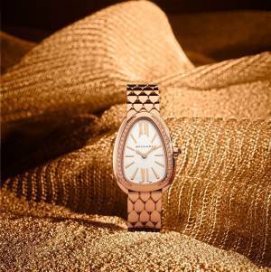 ブルガリの新作ウォッチ「セルペンティ セドゥットーリ」ゴールド纏った"蛇”モチーフの腕時計