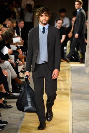 ジョルジオ アルマーニ 2020年春夏コレクション、歴史深い建築物の中でみせる新たなエレガンス