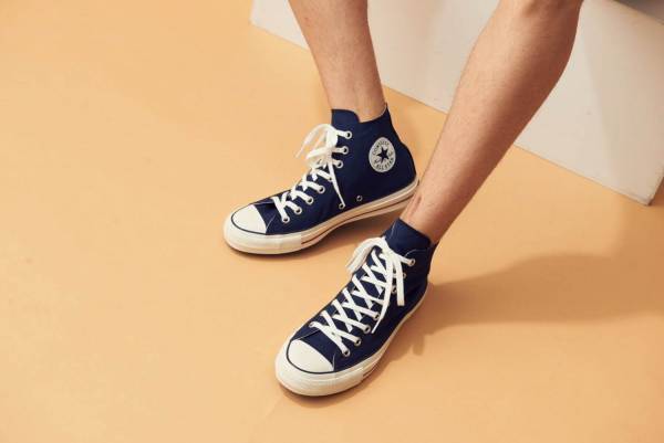 コンバース×トゥモローランドのスニーカー「オールスター 100 HI」2種類の付け替え可能な靴紐