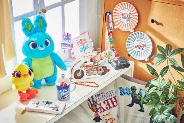 映画『トイ・ストーリー4』グッズがディズニーストアから、新キャラ・フォーキーのポシェットなど