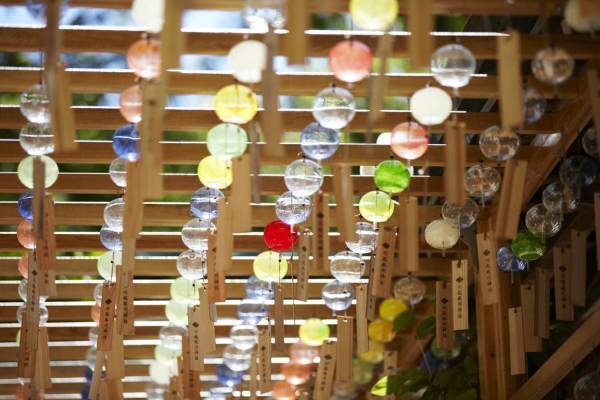 「川越氷川神社 縁むすび風鈴」2000個の江戸風鈴が揺らめく幻想空間