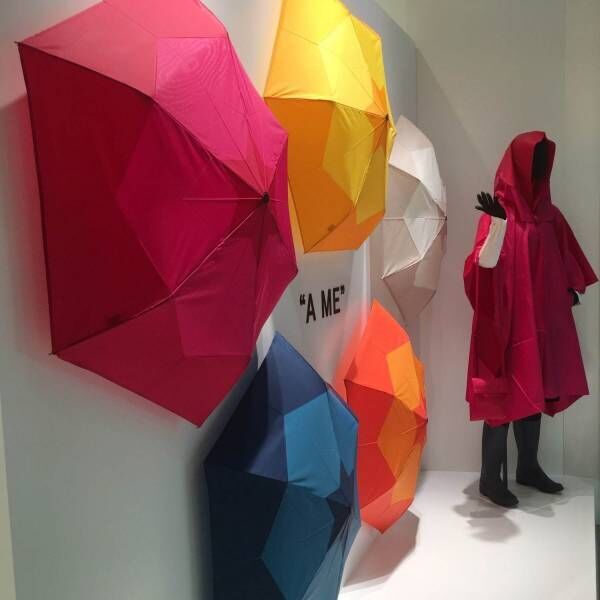 ミー イッセイ ミヤケ新作レイングッズ“バイカラー”の傘やポンチョ、MoMAデザインストアで
