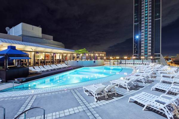 ハイアット リージェンシー 大阪の屋上ナイトプール、水面ライトアップやジェットバスも
