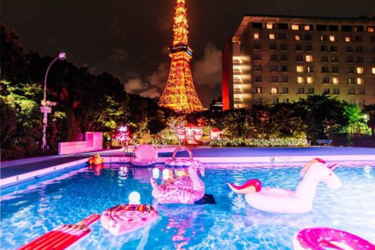 東京プリンスホテルのナイトプール ネオンカラー のライトアップ 貝殻やアイスクリーム型浮き輪 19年6月23日 ウーマンエキサイト 1 2