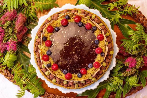 キル フェ ボン、ティラノサウルスを飾った「夜空の恐竜タルト」ソラマチ店限定で販売