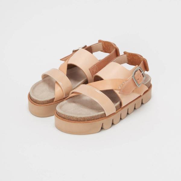 エンダースキーマ“経年変化を楽しむ”ナチュラル色ヌメ革の限定サンダル&バッグ、スキマ 合羽橋1周年で