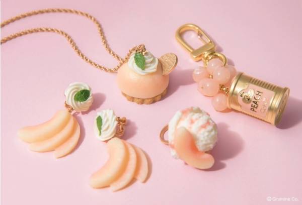Q-pot.新作「ピーチ」アクセサリー“プチケーキ ”ネックレスや“アイス”リング、限定スイーツも