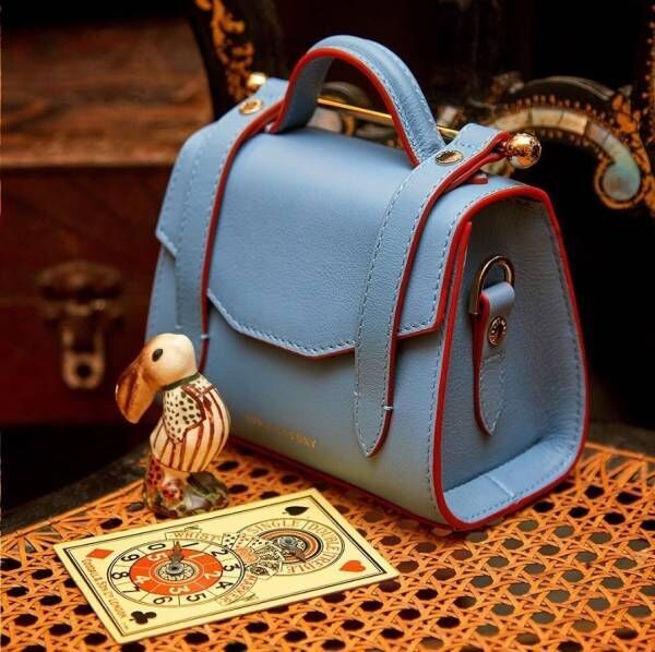 ストラスベリー『不思議の国のアリス』バッグが伊勢丹新宿店から、英国メーガン妃愛用ブランド