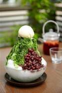 「神楽坂 茶寮」のかき氷 - 自家製宇治抹茶シロップ＆小豆をたっぷりと、練乳苺も