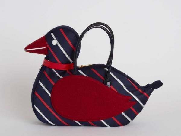 トム ブラウンの“アヒル バッグ”にチェーン付きショルダー&トリコロールカラーの新作