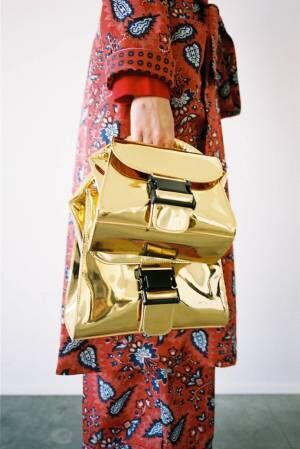ズッカのバックルバッグに“メタリック”の新色、シルバー＆ゴールド＆ピンクの3種