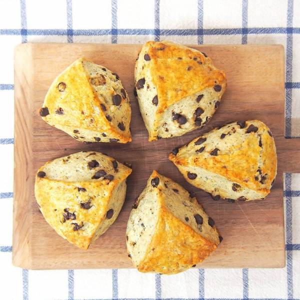 キィニョンから"チョコミント"生クリームスコーン、ミントの葉×ヴァローナチョコレート