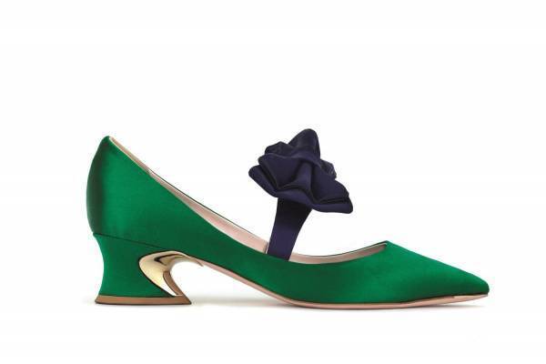 ロジェ ヴィヴィエ 19年秋冬新作シューズ&バッグ、カーブしたヒールのパンプス「クールベット」