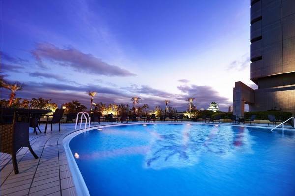 ホテルニューオータニ大阪“ピンク”ナイトプール、タピオカドリンクやフードも提供
