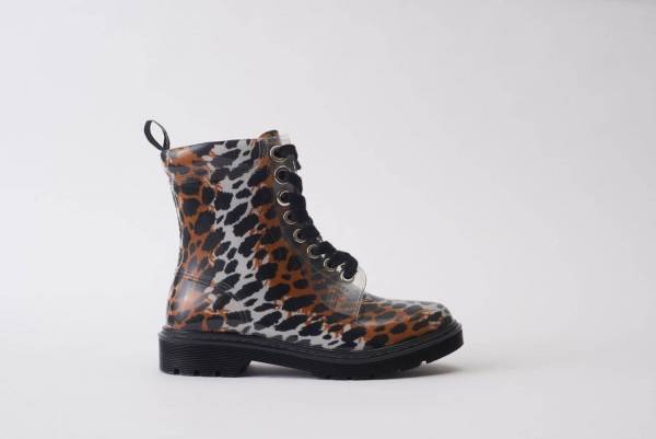 セルジオ ロッシ初“完全防水加工”の本格レインブーツ、シューレース付きのオセロット柄など