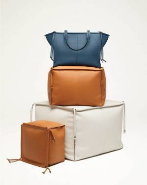 ロエベ“クッション”から生まれた「クッション・トート」に新作、キャンバス地から上質レザーに