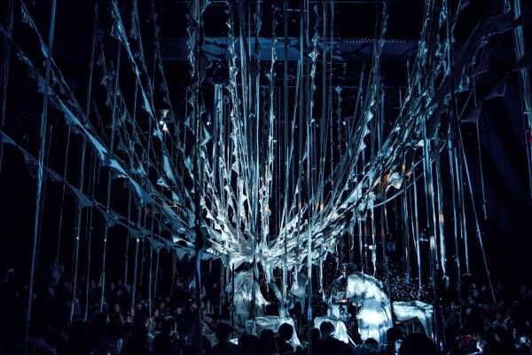 スズキタカユキ「仕立て屋のサーカス」の福岡公演、音×布×光が織りなす即興舞台