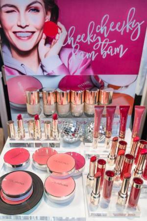 クラランス19年秋コスメ、“頬の水分量で色が変わる”新パウダーチーク＆質感で選ぶピンクリップ